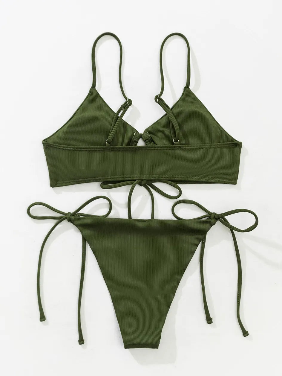 Demi bikini | Simpel & trendy in de kleur Zwart voor dames in Beach stijl ideaal voor de zomer.