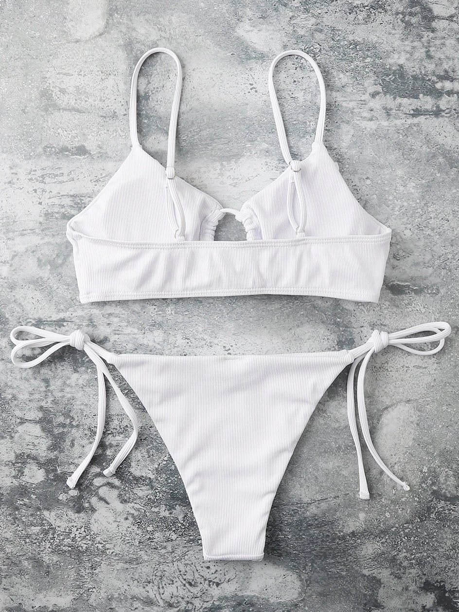 Demi bikini | Simpel & trendy in de kleur Zwart voor dames in Beach stijl ideaal voor de zomer.