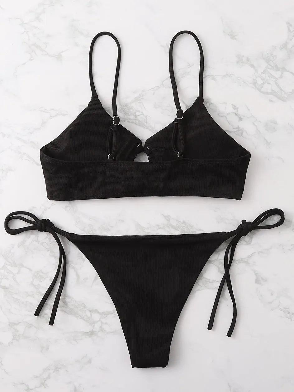 Demi bikini | Simpel & trendy in de kleur Zwart voor dames in Beach stijl ideaal voor de zomer.