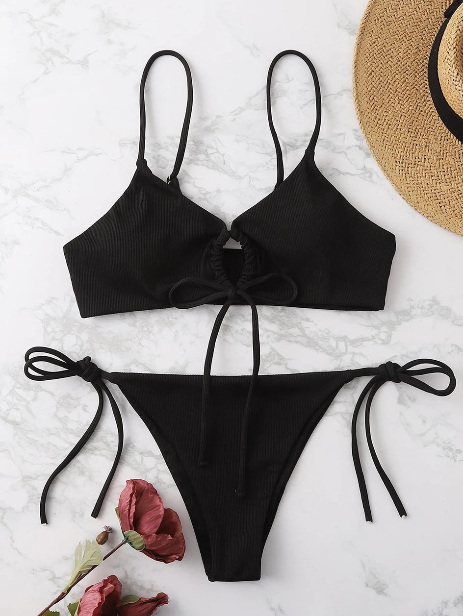 Demi bikini | Simpel & trendy in de kleur Zwart voor dames in Beach stijl ideaal voor de zomer.