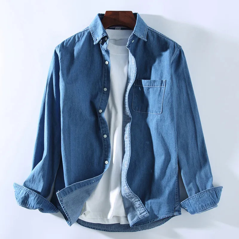 Denim overhemd in de kleur Donkerblauw voor heren in stijl ideaal voor de lente.