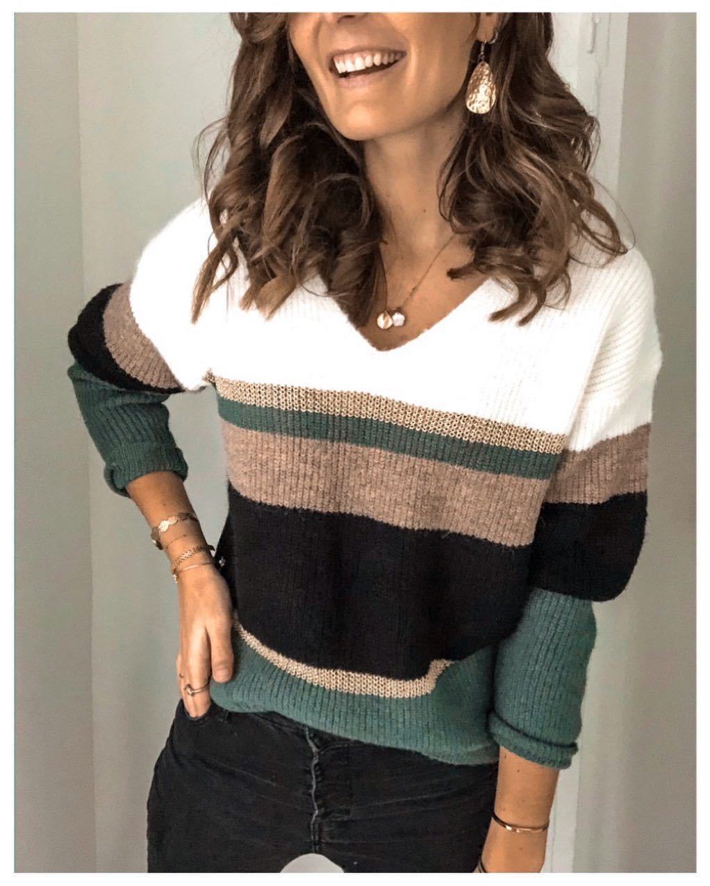 Deq | Gestreepte damestrui met gesplitste v-hals in de kleur Groen voor dames in stijl geschikt voor alle seizoenen.