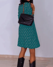 Diamond print v-hals jurk in de kleur Zwart voor dames in stijl ideaal voor de herfst.