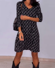 Diamond print v-hals jurk in de kleur Zwart voor dames in stijl ideaal voor de herfst.