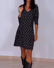 Diamond print v-hals jurk in de kleur Zwart voor dames in stijl ideaal voor de herfst.