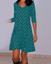 Diamond print v-hals jurk in de kleur Zwart voor dames in stijl ideaal voor de herfst.