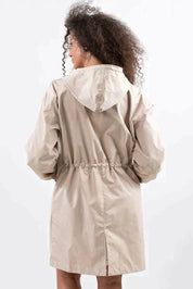 Dry | Waterdichte regenjas met knopen en capuchon in de kleur Beige voor dames in Outdoor stijl ideaal voor de herfst.