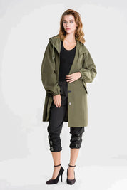Dry | Waterdichte regenjas met knopen en capuchon in de kleur Legergroen voor dames in Outdoor stijl ideaal voor de herfst.