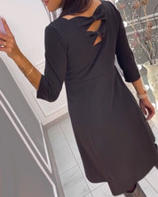 Effen jurk met strikjes aan de achterkant in de kleur Zwart voor dames in stijl ideaal voor de herfst.