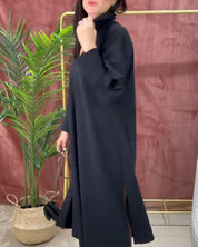 Effen jurk met V-hals, lantaarnmouw en zijsplit in de kleur Zwart voor dames in stijl ideaal voor de herfst.