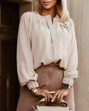 Effen kleur elegant geplooid overhemd in de kleur Beige voor dames in stijl ideaal voor de herfst.