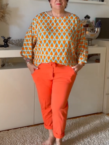 Elegant kleurvol herfstblousje in de kleur Oranje voor dames in stijl ideaal voor de herfst.