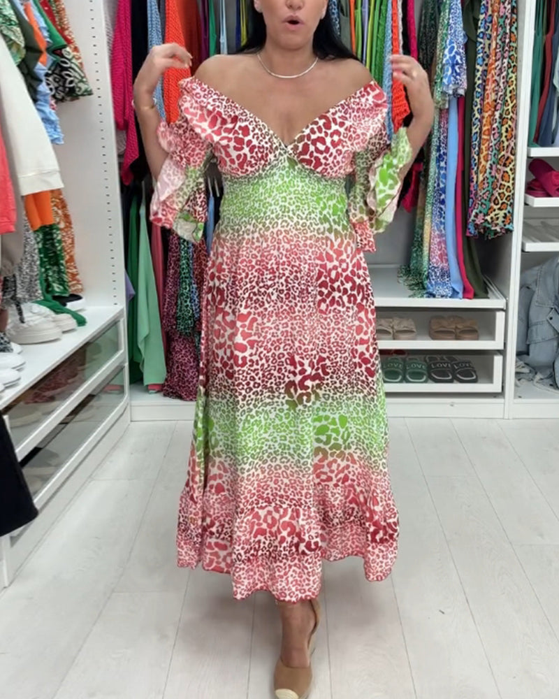 Elegante lange v-hals jurk met luipaardprint in de kleur Rood voor dames in stijl ideaal voor de lente.