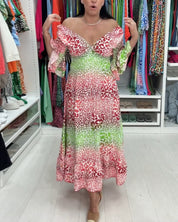 Elegante lange v-hals jurk met luipaardprint in de kleur Rood voor dames in stijl ideaal voor de lente.