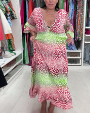 Elegante lange v-hals jurk met luipaardprint in de kleur Rood voor dames in stijl ideaal voor de lente.