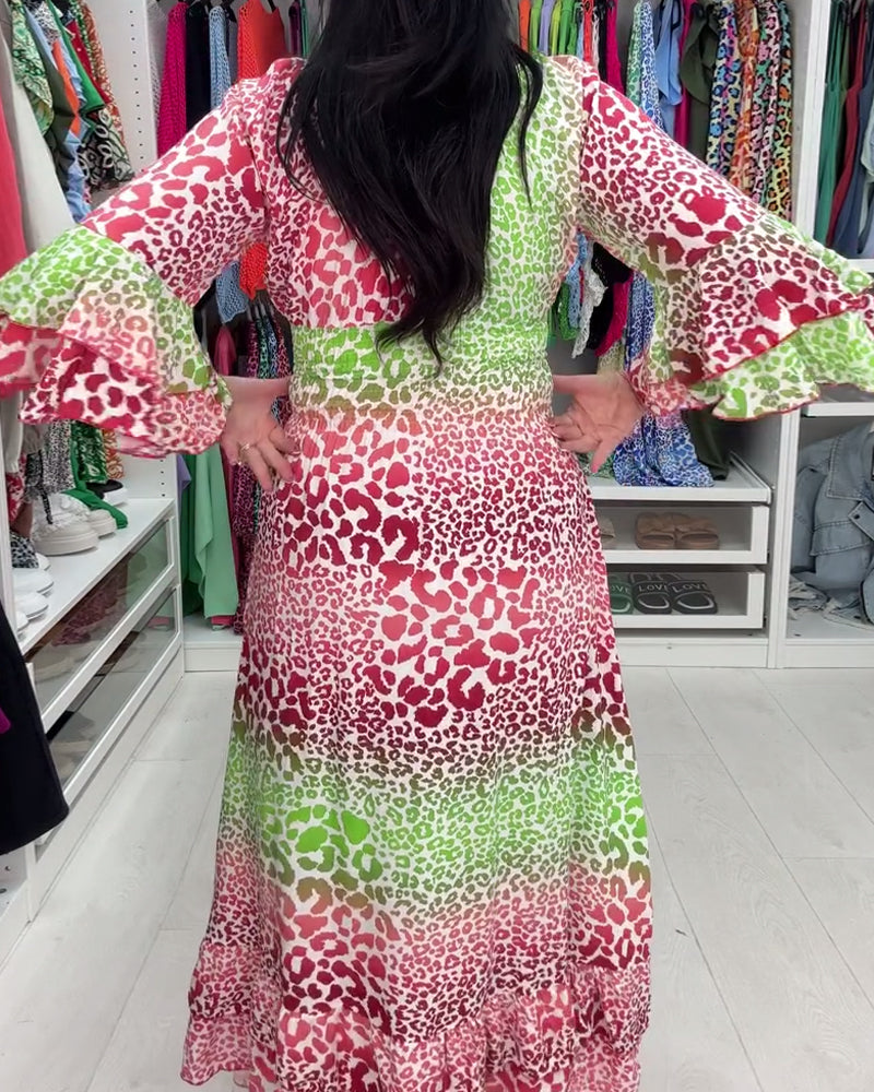 Elegante lange v-hals jurk met luipaardprint in de kleur Rood voor dames in stijl ideaal voor de lente.