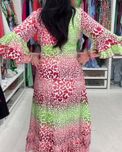 Elegante lange v-hals jurk met luipaardprint in de kleur Rood voor dames in stijl ideaal voor de lente.