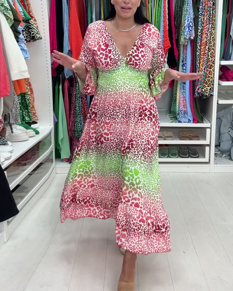 Elegante lange v-hals jurk met luipaardprint in de kleur Rood voor dames in stijl ideaal voor de lente.