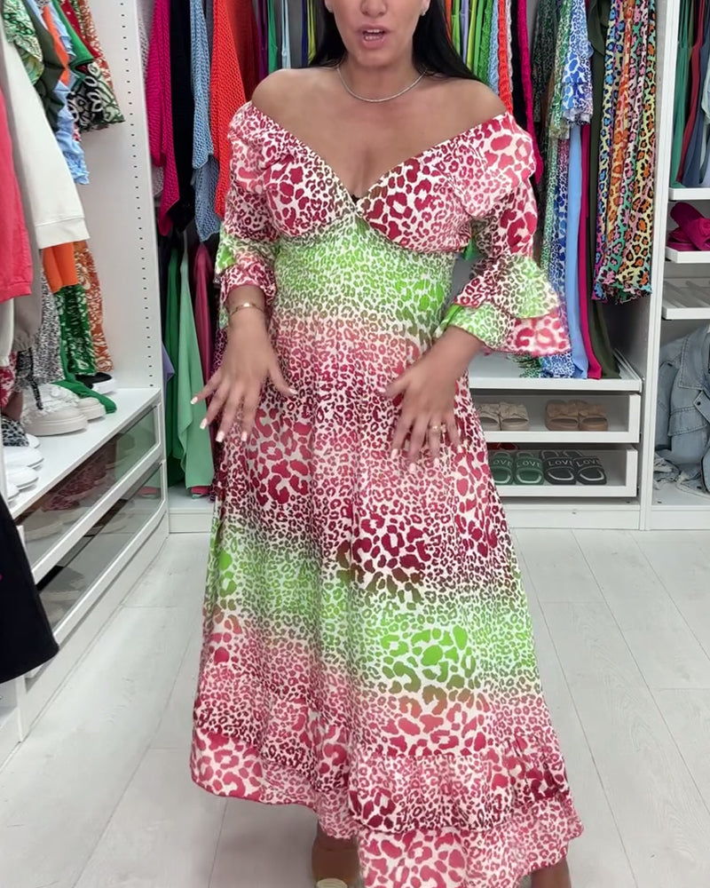 Elegante lange v-hals jurk met luipaardprint in de kleur Rood voor dames in stijl ideaal voor de lente.