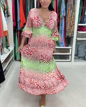 Elegante lange v-hals jurk met luipaardprint in de kleur Rood voor dames in stijl ideaal voor de lente.