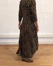 Elegante maxi jurk met lange mouwen in de kleur Zwart voor dames in stijl ideaal voor de herfst.