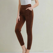 Elise | Dames Corduroy Warme Broek in de kleur Bruin voor dames in stijl ideaal voor de herfst.