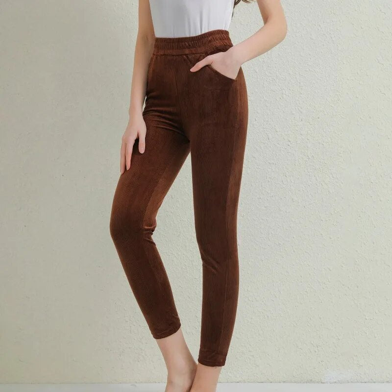 Elise | Dames Corduroy Warme Broek in de kleur Bruin voor dames in stijl ideaal voor de herfst.