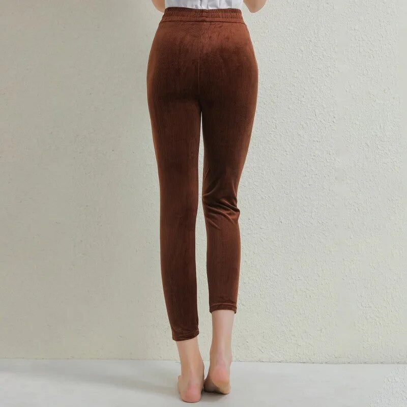 Elise | Dames Corduroy Warme Broek in de kleur Grijs voor dames in stijl ideaal voor de herfst.