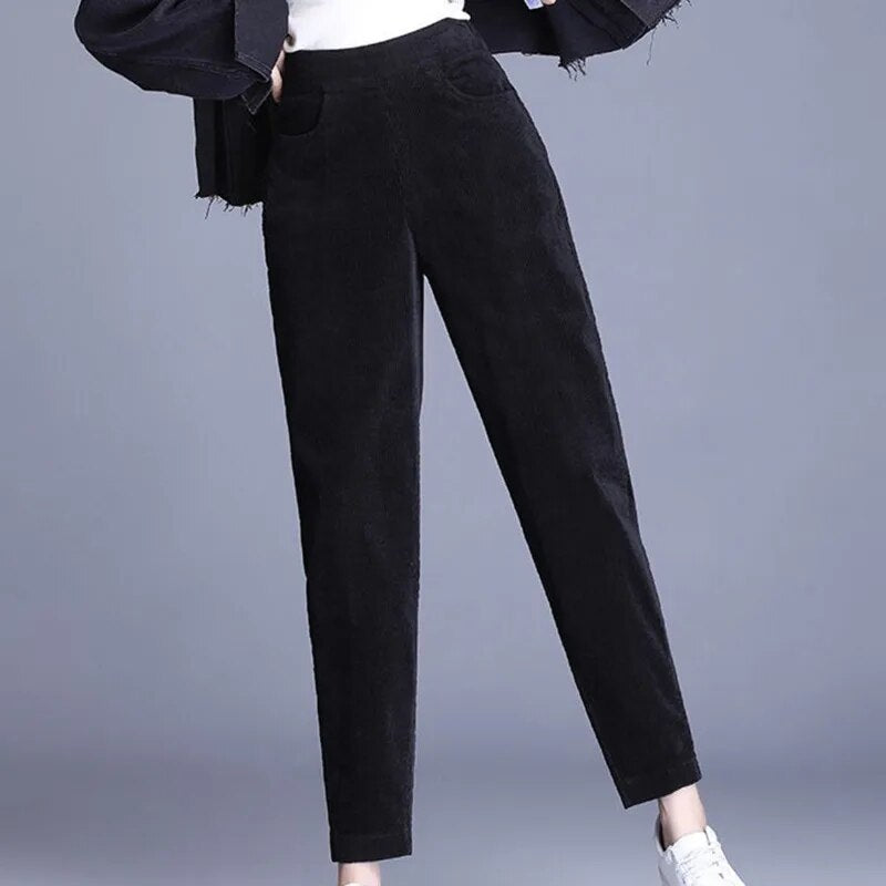 Elise | Dames Corduroy Warme Broek in de kleur Zwart voor dames in stijl ideaal voor de herfst.