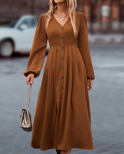 Elke | Elegante herfstjurk met knopen en V-hals in de kleur Bruin voor dames in stijl ideaal voor de herfst.
