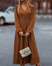 Elke | Elegante herfstjurk met knopen en V-hals in de kleur Bruin voor dames in stijl ideaal voor de herfst.