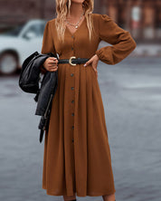 Elke | Elegante herfstjurk met knopen en V-hals in de kleur Bruin voor dames in stijl ideaal voor de herfst.