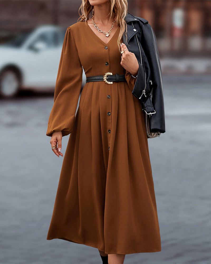 Elke | Elegante herfstjurk met knopen en V-hals in de kleur Bruin voor dames in stijl ideaal voor de herfst.