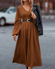 Elke | Elegante herfstjurk met knopen en V-hals in de kleur Bruin voor dames in stijl ideaal voor de herfst.