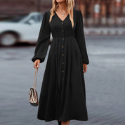Elke | Elegante herfstjurk met knopen en V-hals in de kleur Zwart voor dames in stijl ideaal voor de herfst.