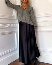 Ella | Casual blouse met V-hals en geometrische print in de kleur Groen voor dames in stijl ideaal voor de herfst.