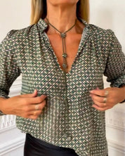 Ella | Casual blouse met V-hals en geometrische print in de kleur Groen voor dames in stijl ideaal voor de herfst.