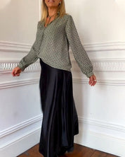 Ella | Casual blouse met V-hals en geometrische print in de kleur Groen voor dames in stijl ideaal voor de herfst.