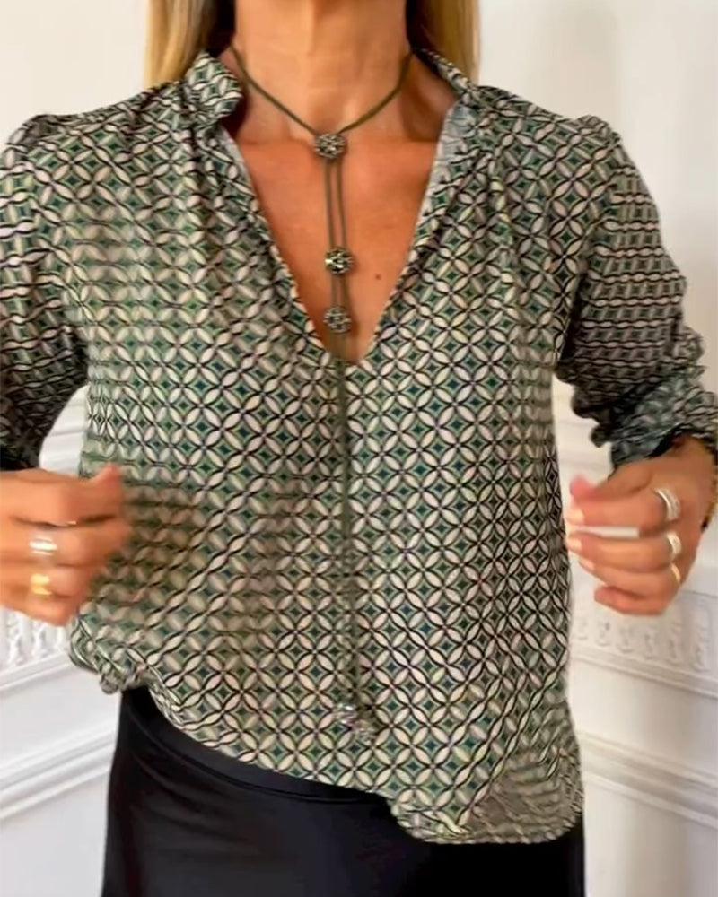 Ella | Casual blouse met V-hals en geometrische print in de kleur Groen voor dames in stijl ideaal voor de herfst.