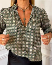 Ella | Casual blouse met V-hals en geometrische print in de kleur Groen voor dames in stijl ideaal voor de herfst.