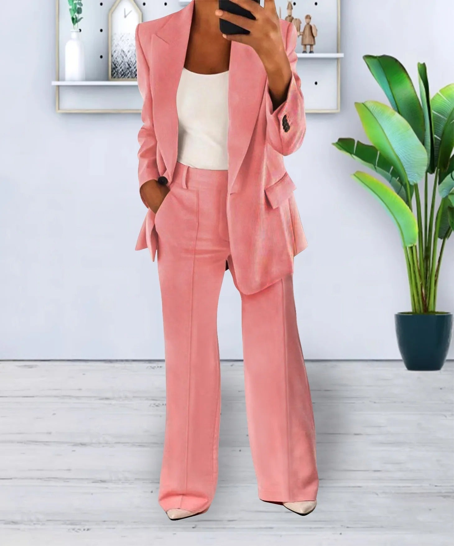 Ontdek de veelzijdige verfijning van deze dames blazer en broek set. Gemaakt van hoogwaardig polyester met een lichte stretch, biedt deze combinatie zowel comfort als stijl, geschikt voor diverse gelegenheden. De oversized blazer straalt een casual en verfijnde charme uit, terwijl de rechte broek moeiteloos professionaliteit met moderne flair combineert.
