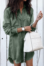 Vintage denimjurk, perfecte combinatie van trendy vintage design en het comfort van denim. Gemaakt van hoogwaardig denim voor duurzaamheid en voorzien van een veelzijdig en stijlvol ontwerp geschikt voor elke gelegenheid.