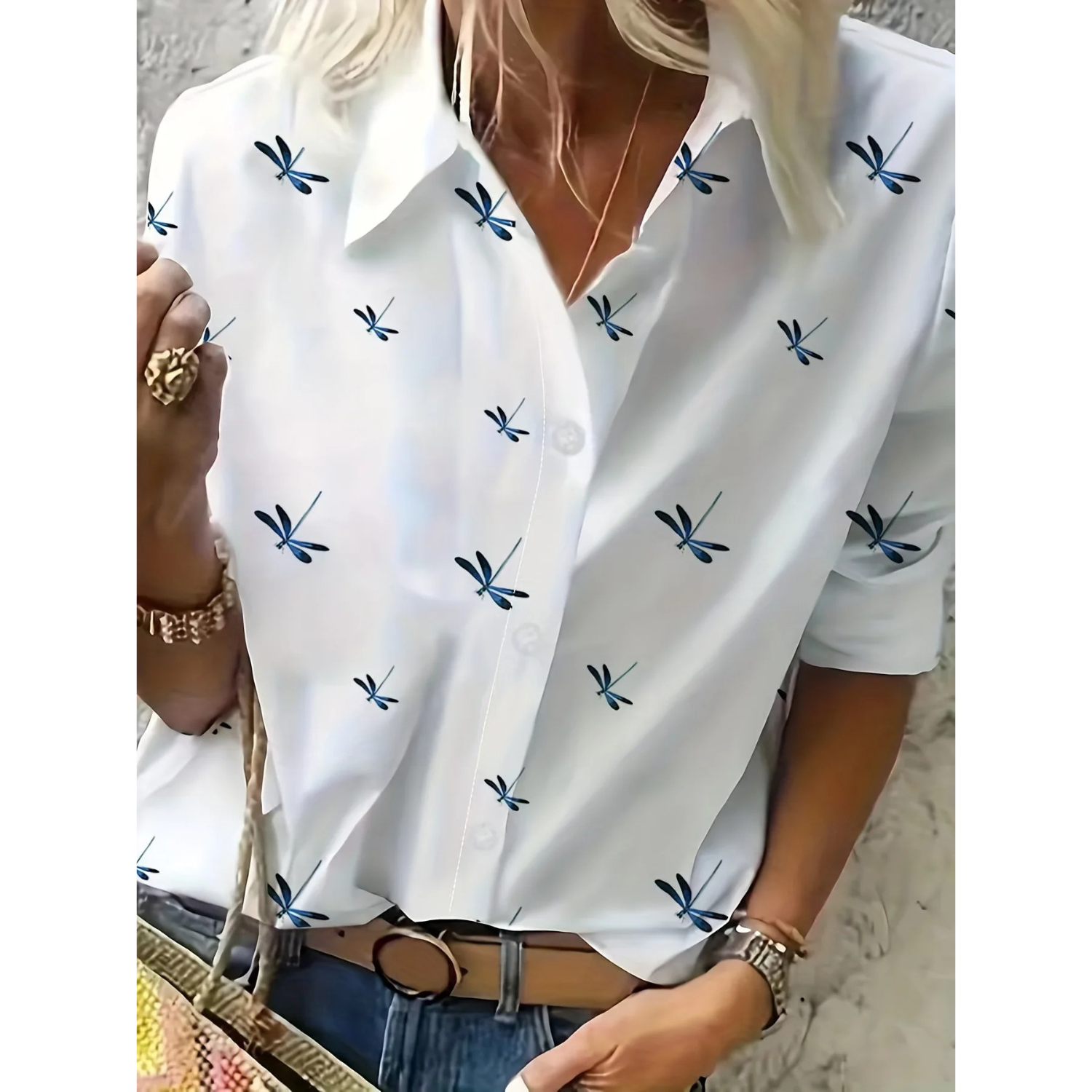 Emma | Witte elegante gebloemde damesblouse met omslagkraag in de kleur Wit voor dames in stijl ideaal voor de herfst.