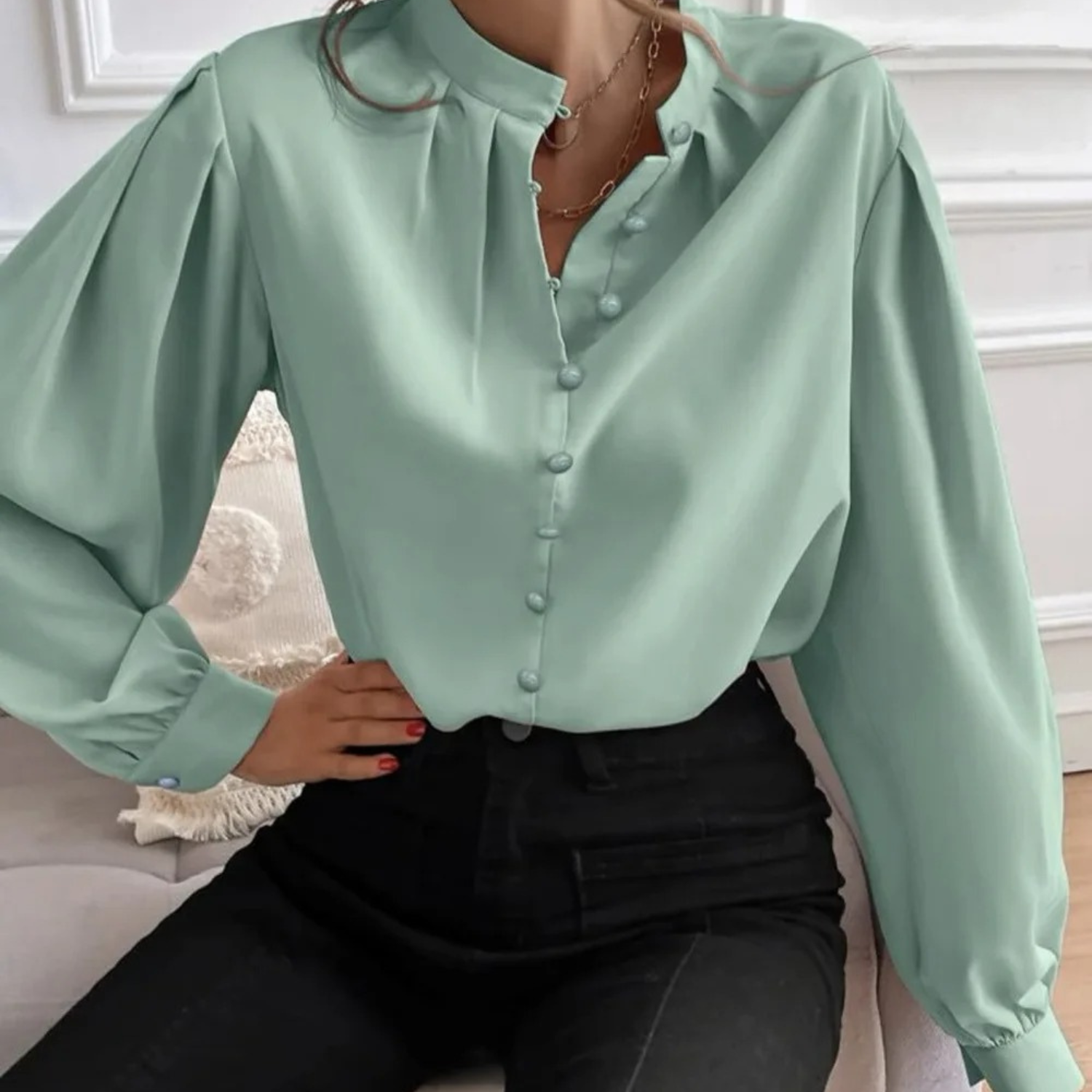 Emma | Witte elegante gebloemde damesblouse met omslagkraag in de kleur Groen voor dames in stijl ideaal voor de herfst.