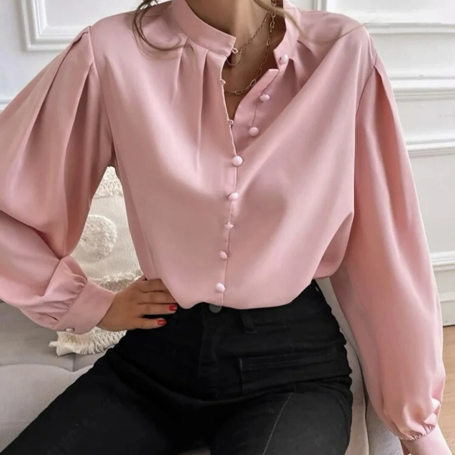 Emma | Witte elegante gebloemde damesblouse met omslagkraag in de kleur Roze voor dames in stijl ideaal voor de herfst.