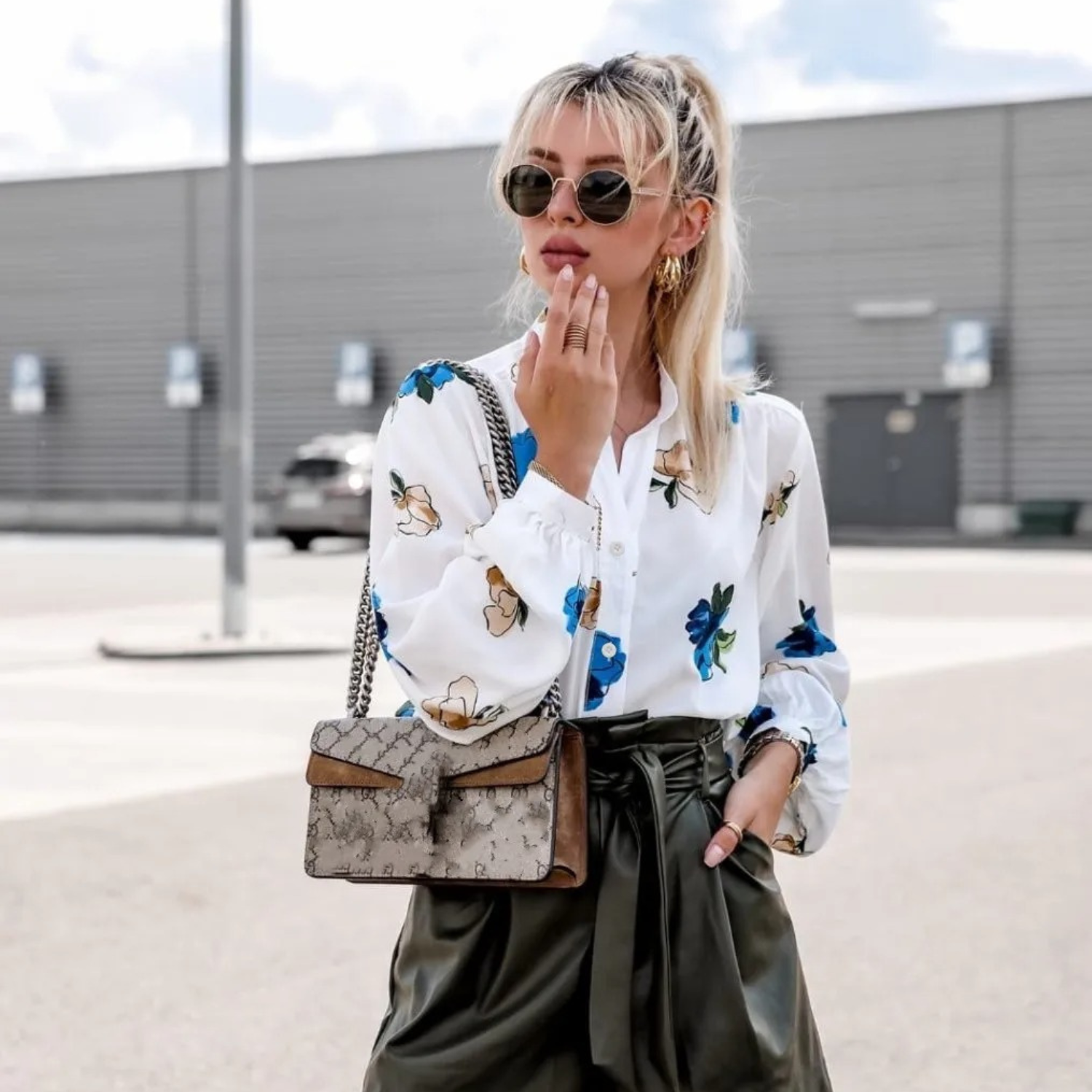 Emma | Witte elegante gebloemde damesblouse met omslagkraag in de kleur Wit/Blauw voor dames in stijl ideaal voor de herfst.