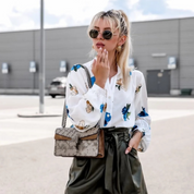 Emma | Witte elegante gebloemde damesblouse met omslagkraag in de kleur Wit/Blauw voor dames in stijl ideaal voor de herfst.