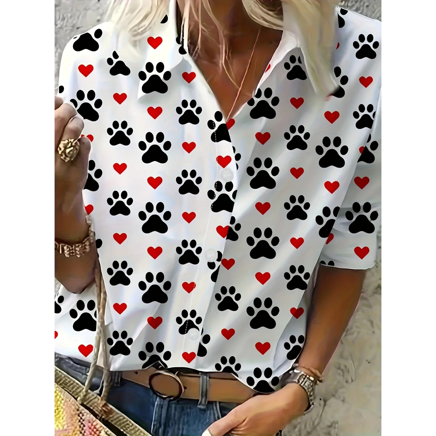 Emma | Witte elegante gebloemde damesblouse met omslagkraag in de kleur Wit/Zwart voor dames in stijl ideaal voor de herfst.