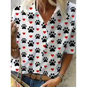 Emma | Witte elegante gebloemde damesblouse met omslagkraag in de kleur Wit/Zwart voor dames in stijl ideaal voor de herfst.