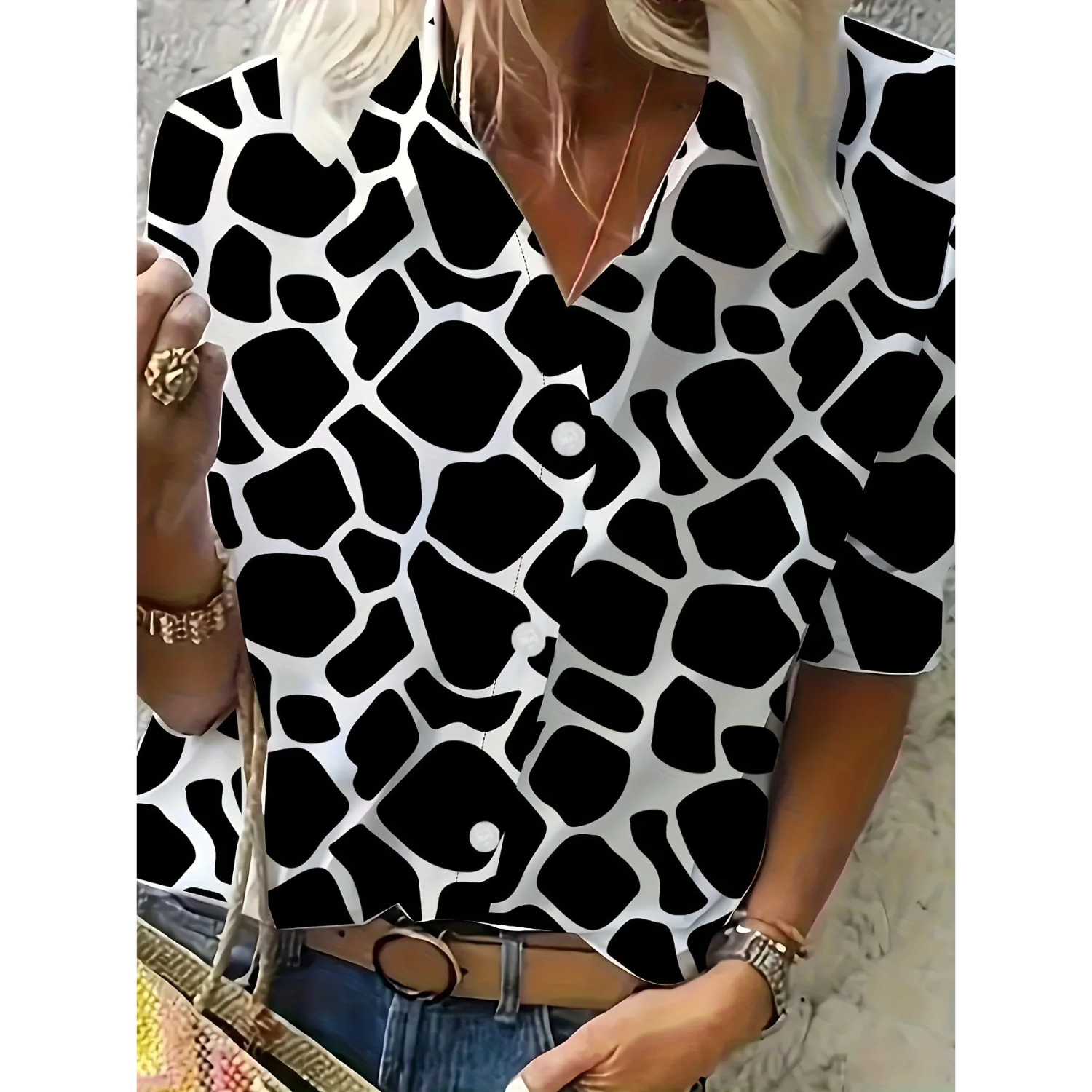 Emma | Witte elegante gebloemde damesblouse met omslagkraag in de kleur Zwart/Wit voor dames in stijl ideaal voor de herfst.